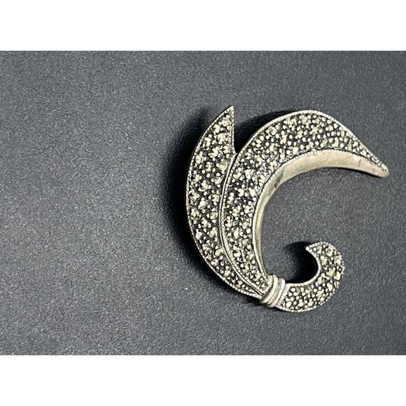 Vintage Mid-Century Modernist SU Sterling Marcasite Scroll Ribbon Leaf Brooch - Picture 15 of 15